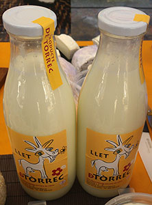 Fotografia de dues ampolles de llet de cabra de Tòrrec